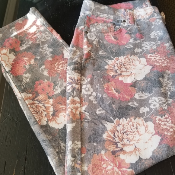 New York & Company Fall Floral Print Ankle Jeans - Picture 4 of 9